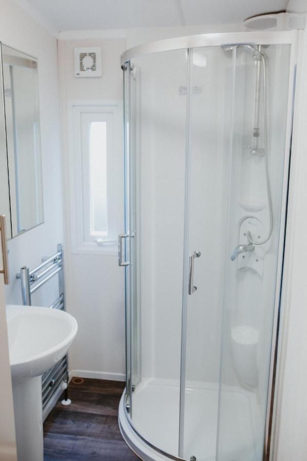 Recreatiepark Jachthaven De Veerstal Lathum - Luxe Chalet Εξωτερικό φωτογραφία